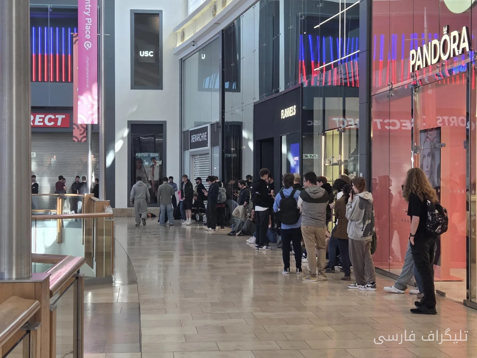 عشاق البوكيمون في نورويتش يقفون في طابور من أجل بطاقات خاصة